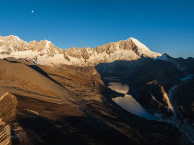 Çin 'in Tibet kentindeki güzel kar kaplı dağ ve göl doğumu manzarası.
