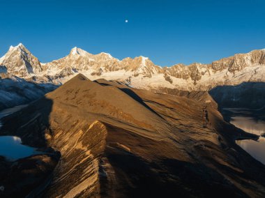 Çin 'in Tibet kentindeki güzel kar kaplı dağ ve göl doğumu manzarası.