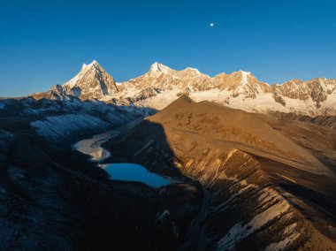 Çin 'in Tibet kentindeki güzel kar kaplı dağ ve göl doğumu manzarası.