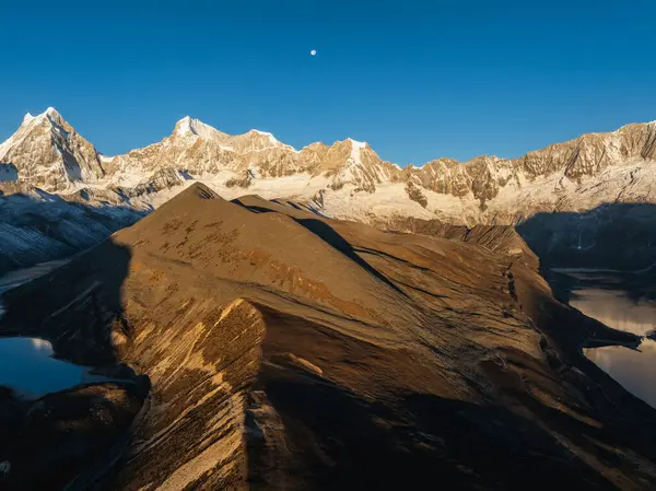 Çin 'in Tibet kentindeki güzel kar kaplı dağ ve göl doğumu manzarası.