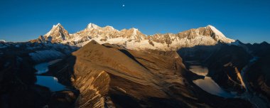 Çin 'in Tibet kentindeki güzel kar kaplı dağ ve göl doğumu manzarası.