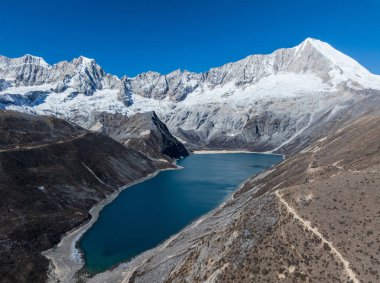 Tibet, Çin 'deki güzel kar kaplı dağ ve göl manzarası.