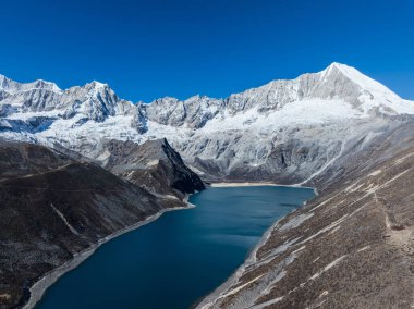 Tibet, Çin 'deki güzel kar kaplı dağ ve göl manzarası.