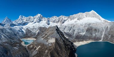 Tibet, Çin 'deki güzel kar kaplı dağ ve göl manzarası.