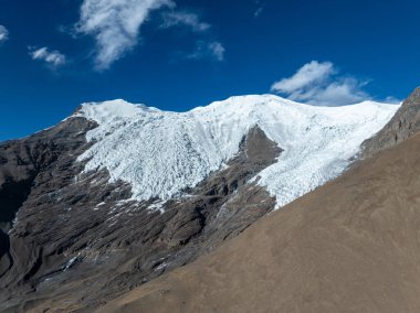 Çin, Tibet 'te yüksek irtifada buzullar ve karlı dağlar.
