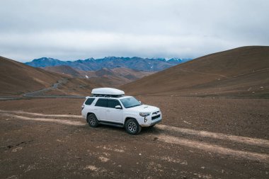 Tibet, Çin - 2 Ocak 2025, Toyota 4runner Tibet, Çin 'de yüksek irtifada dağın tepesinde