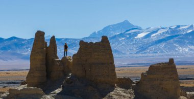 Başarılı kadın yürüyüşçü Tibet, Çin 'de Everest Dağı' nda fotoğraf çekiyor.