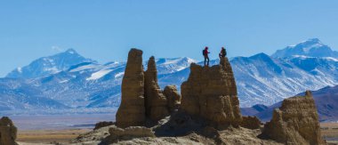 Tibet, Çin 'de Everest Dağı' nda fotoğraf çeken iki kadın yürüyüşçü.
