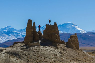 Tibet, Çin 'de Everest Dağı' nda fotoğraf çeken iki kadın yürüyüşçü.