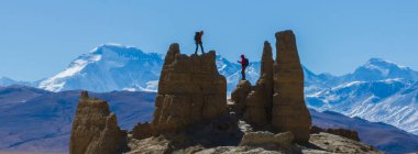 Tibet, Çin 'de Everest Dağı' nda fotoğraf çeken iki kadın yürüyüşçü.