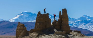 Tibet, Çin 'de Everest Dağı' nda fotoğraf çeken iki kadın yürüyüşçü.