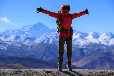 Başarılı kadın yürüyüşçü, Tibet, Çin 'deki Everest Dağı' na kollarını açtı.