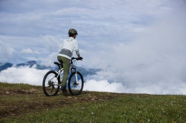 Dağ bisikletini güzel bir dağın tepesinde sürmek