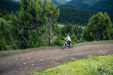 Güzel orman dağlarında dağ bisikleti sürmek 