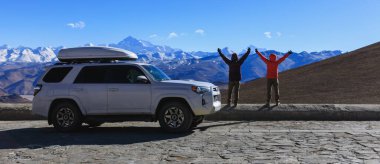 Turistler Tibet, Çin 'deki Everest Dağı' na koç açtılar