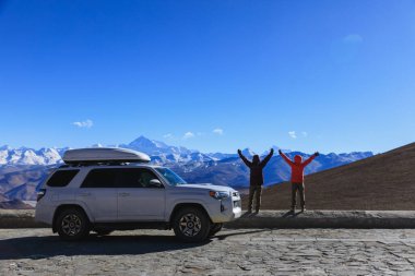 Turistler Tibet, Çin 'deki Everest Dağı' na koç açtılar