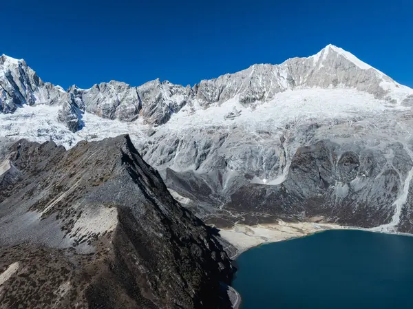 Tibet, Çin 'deki güzel kar kaplı dağ ve göl manzarası.