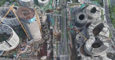 Çin 'in Chengdu şehrindeki modern ofis binalarının hava manzarası.