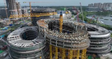 Çin 'in Chengdu şehrindeki modern ofis binalarının hava manzarası.