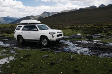 Sichuan, Çin - 24 Haziran 2024, Toyota 4runner Shichuan, Çin 'de yüksek irtifada dağın zirvesinde
