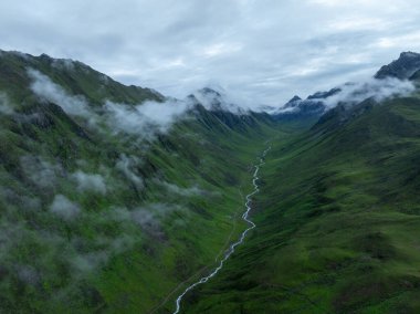 Güzel yüksek rakımlı çayır dağ manzarasının havadan görünüşü