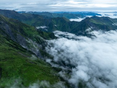 Güzel yüksek rakımlı çayır dağ manzarasının havadan görünüşü