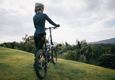 Bisikletle tropik dağ zirvesine gidiyoruz.