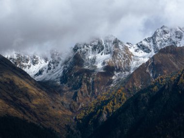 Çin 'deki güzel sonbahar dağları manzarası.