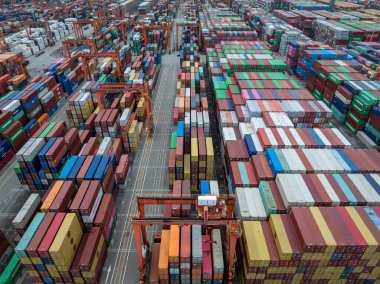 Shenzhen, Çin - Haziran 08.2022: Shenzhen şehrindeki Yantian uluslararası konteyner terminalinin havadan görünüşü