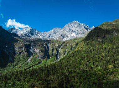 Güzel yüksek irtifa manzaralı dağ şelaleli kar manzaralı.