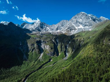 Çok güzel yüksek irtifa manzarası. Karla kaplı dağ ve şelale manzarası.