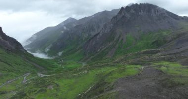 Güzel dağ manzarasının havadan görünüşü