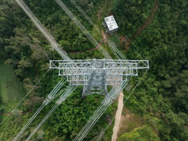 Dağdaki yüksek voltajlı elektrik kulesinin havadan görünüşü