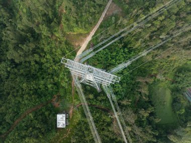 Dağdaki yüksek voltajlı elektrik kulesinin havadan görünüşü