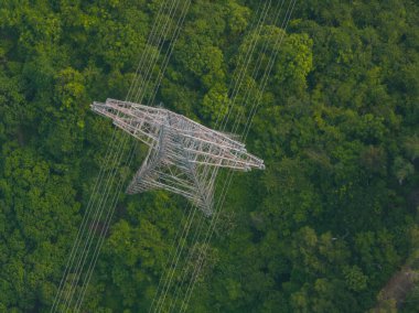 Dağdaki yüksek voltajlı elektrik kulesinin havadan görünüşü