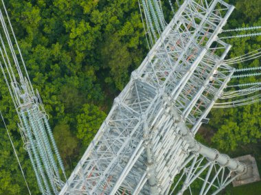 Dağdaki yüksek voltajlı elektrik kulesinin havadan görünüşü