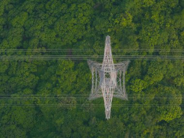 Dağdaki yüksek voltajlı elektrik kulesinin havadan görünüşü