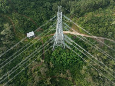 Dağdaki yüksek voltajlı elektrik kulesinin havadan görünüşü