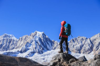 Yüksek irtifada başarılı bir kadın yürüyüşçü.