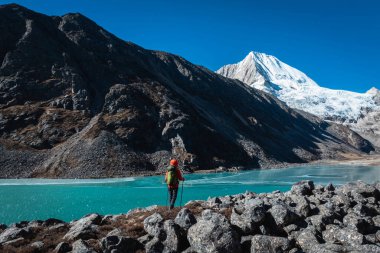 Sırt çantalı bir kadın yüksek irtifada dağ yürüyüşü yapıyor.