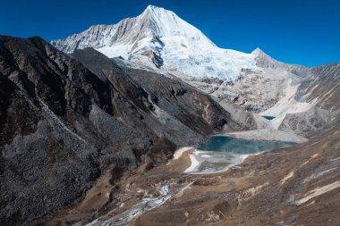 Tibet, Çin 'deki güzel kar kaplı dağ ve göl manzarası.
