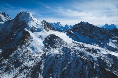 Güzel kar kaplı dağ manzaralı hava manzarası 