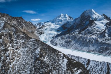 Yüksek rakımlı dağlarda asılı güzel buzullar ve göl manzarası