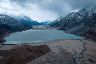 Çin, Tibet 'te güzel kar dağları ve göl manzarası