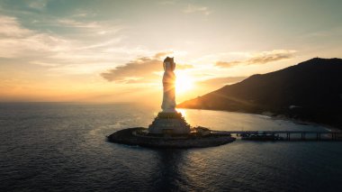 Guanyin heykeli Nanshan tapınağındaki sahil kenarında, Hainan Adası, Çin. Kelimelerin anlamı merhamet ve lütuftur.