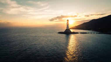 Guanyin heykeli Nanshan tapınağındaki sahil kenarında, Hainan Adası, Çin. Kelimelerin anlamı merhamet ve lütuftur.