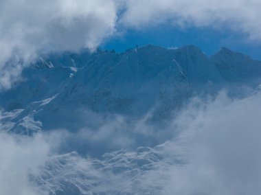 Çin, Tibet 'te yüksek irtifada kar tepeli dağ ve buzullar