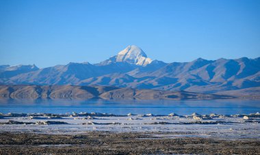 Çin 'deki Kailash Dağı ve Mapang yongcuo arazisi.