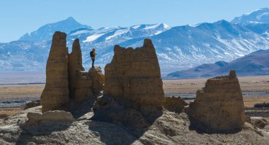 Terk edilmiş bir kalede insansız hava aracıyla fotoğraf çeken yürüyüşçü Tibet, Çin 'deki Everest Dağı' nın keyfini çıkarıyor.