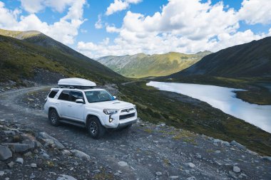 Sichuan, Çin - 18 Ağustos 2024, Toyota 'yı yüksek irtifa dağlarında yoldan çıkarmak